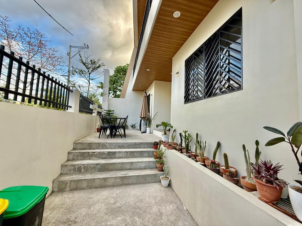 3 Storey House with Attic Mountain View up to 20 Guests House in Antipolo