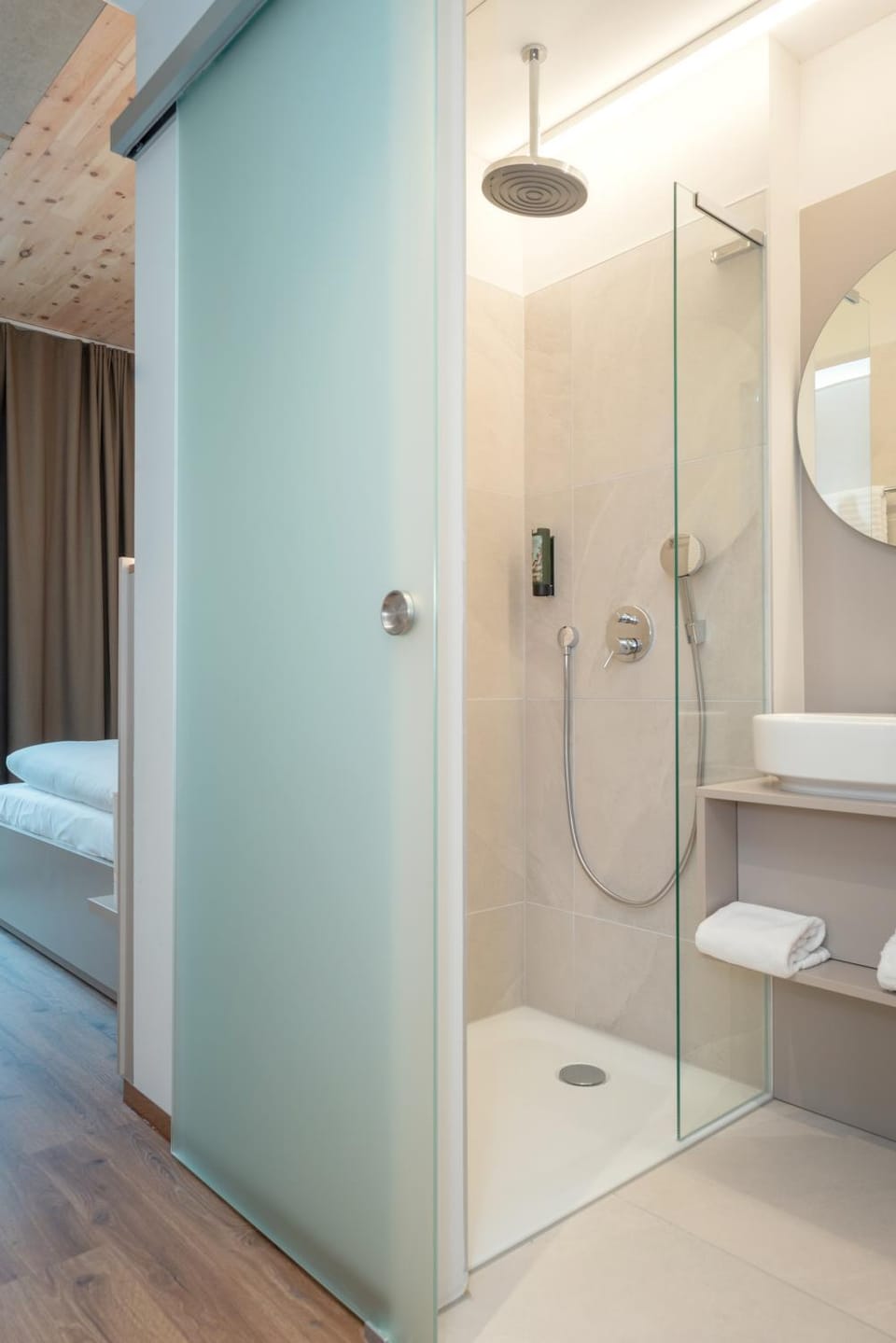Shower, Photo of the whole room, towels