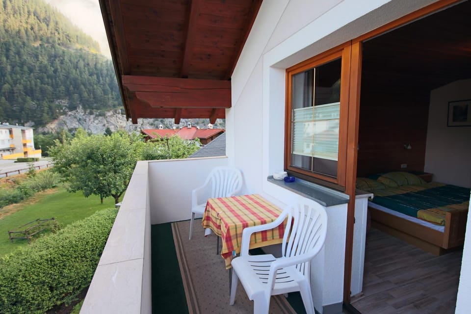 Day, Natural landscape, Balcony/Terrace, Garden view