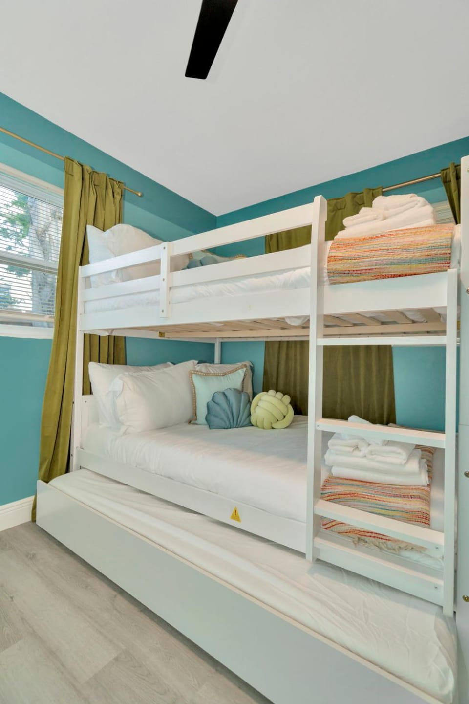 Bed, Bedroom, bunk bed, towels