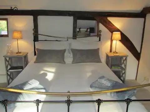 Come and Stay in our Charming Cottage Bed and Breakfast in Wycombe District