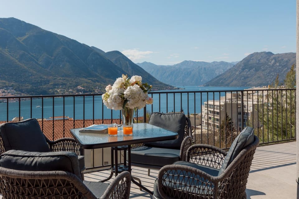 Angel's Sea View Apartment in Dobrota