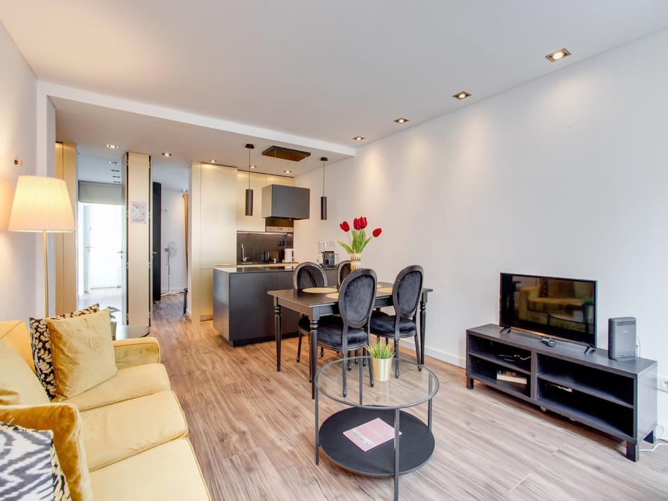 TV and multimedia, Kitchen or kitchenette, Living room, Seating area, Dining area