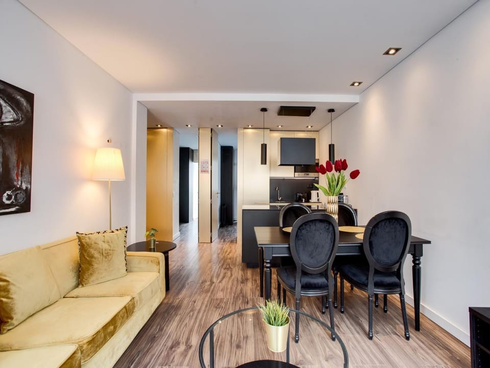 TV and multimedia, Kitchen or kitchenette, Living room, Seating area, Dining area