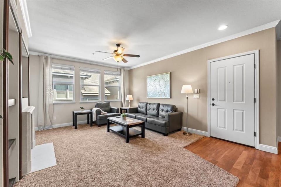 Modern 1BR Reno Retreat · Spring Views & Hot Tub Apartment in Reno