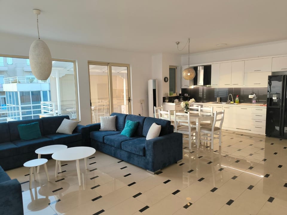 Kitchen or kitchenette, Living room, Seating area, Dining area
