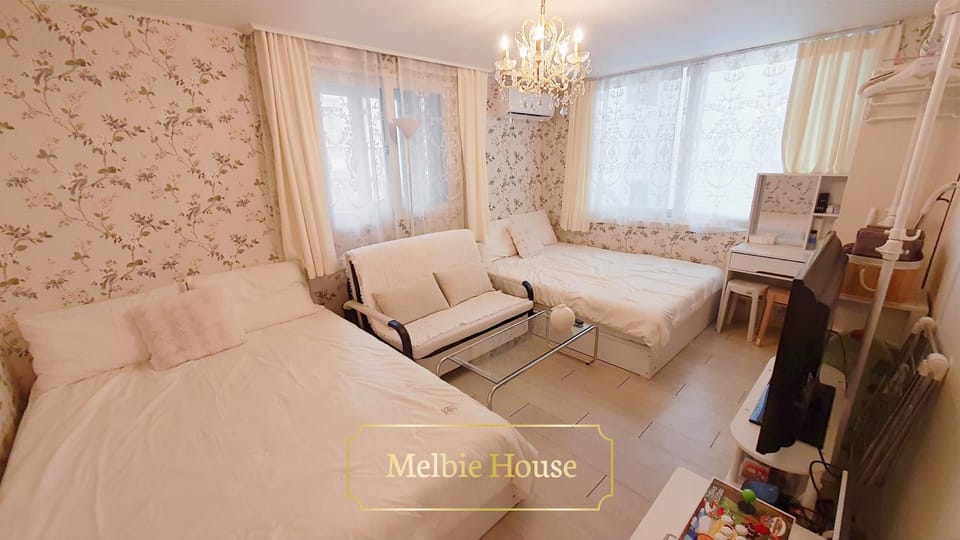Bed, TV and multimedia, Photo of the whole room, Seating area, Bedroom, hair dresser