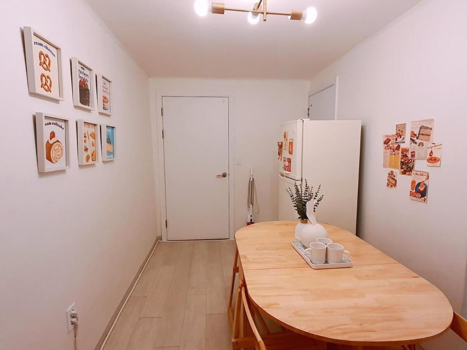 Kitchen or kitchenette, Dining area