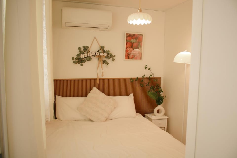 Bed, Bedroom, air conditioner