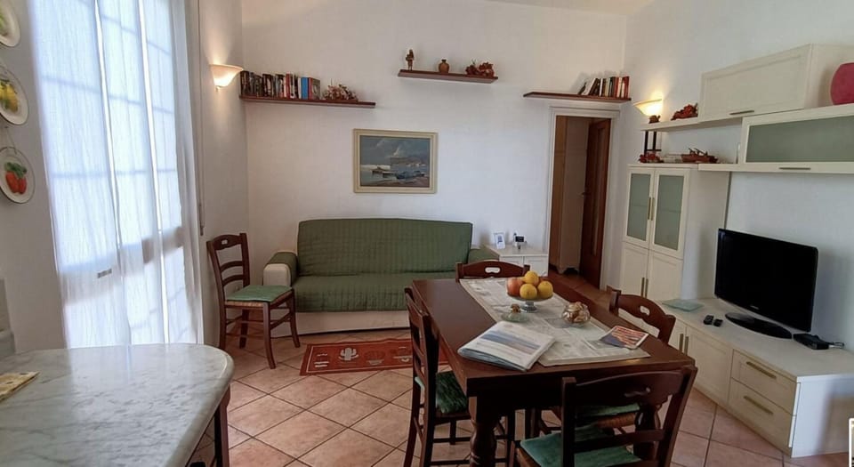 Library, TV and multimedia, Living room, Seating area, Dining area