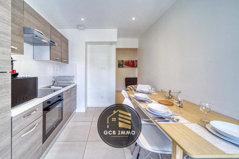 Kitchen or kitchenette, Dining area, oven, stove