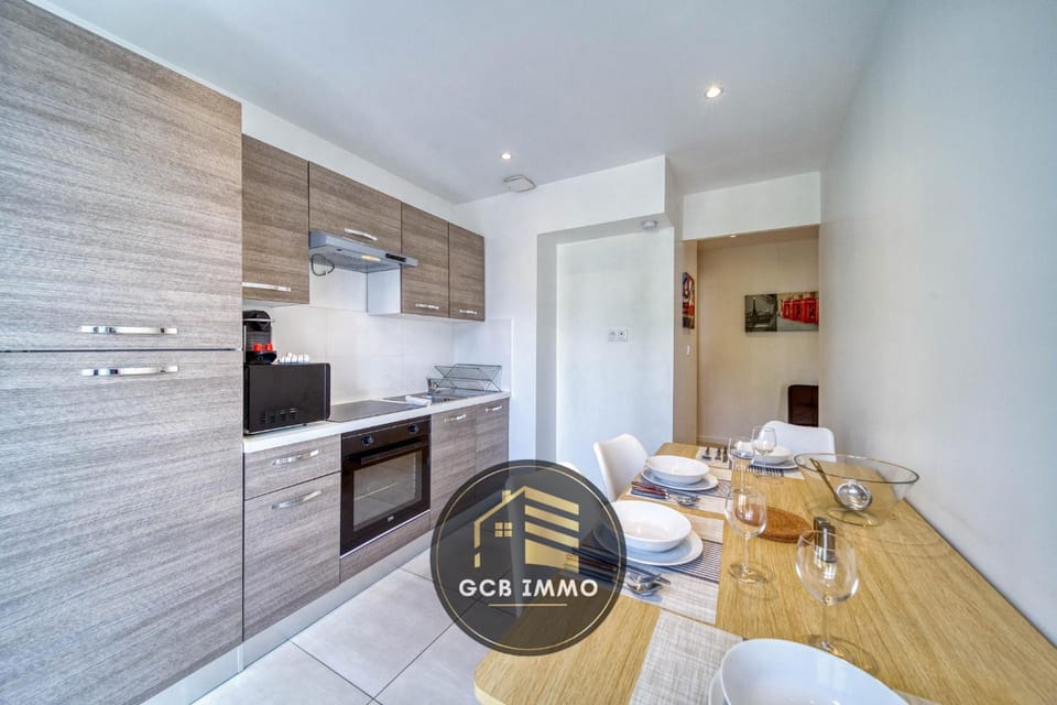 Kitchen or kitchenette, Dining area, oven, stove