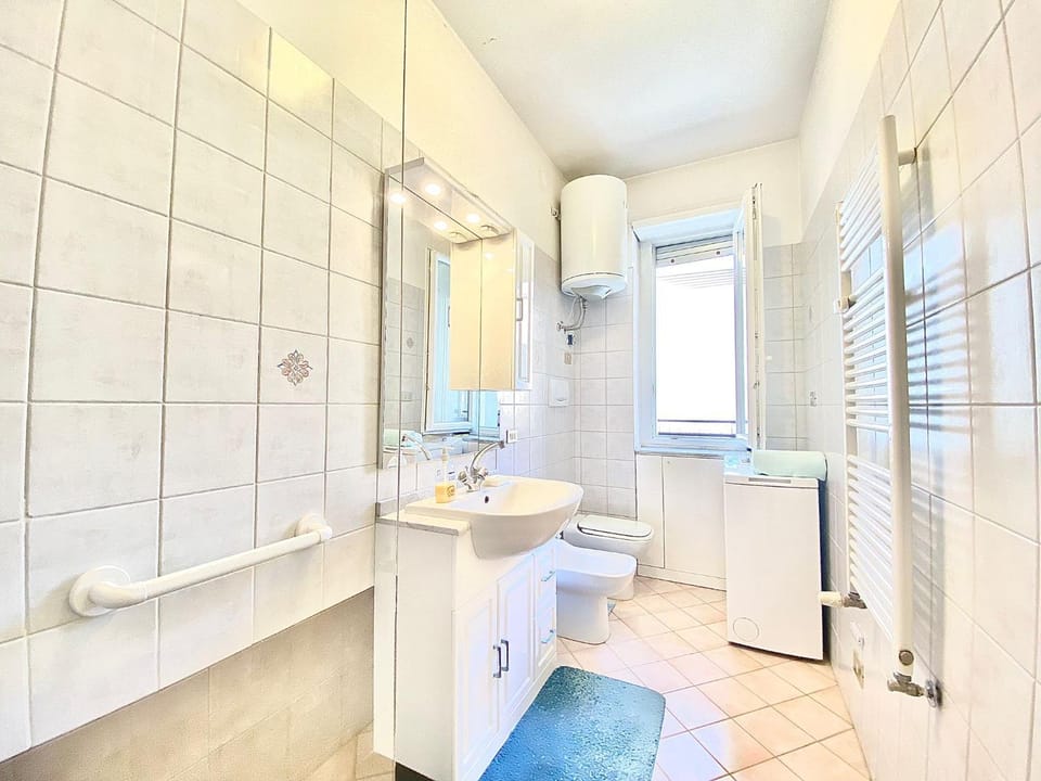 Shower, Toilet, Bathroom, Bath, towels