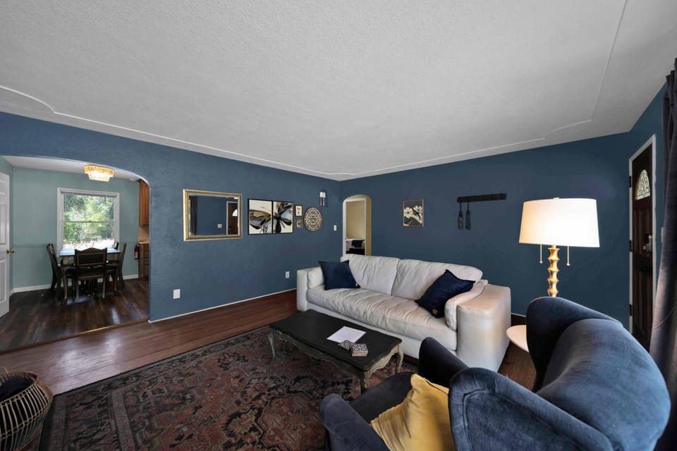 Comfortable home near river access trail House in Redding