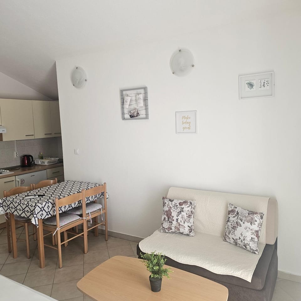 Kitchen or kitchenette, Living room, Seating area, Dining area