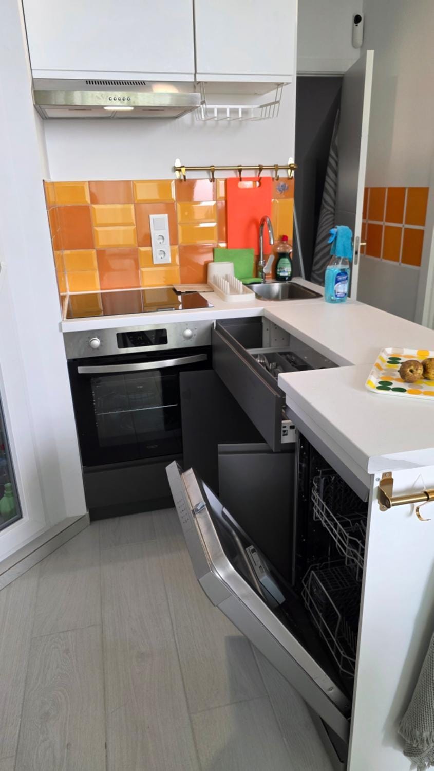 Kitchen or kitchenette, dishwasher, stove