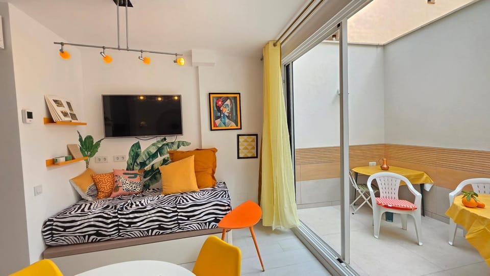 Communal lounge/ TV room, Bed, TV and multimedia, Living room, Seating area