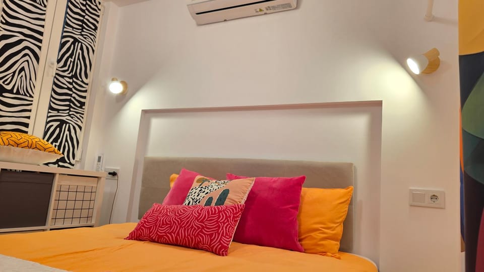 Bed, Photo of the whole room, Bedroom, air conditioner