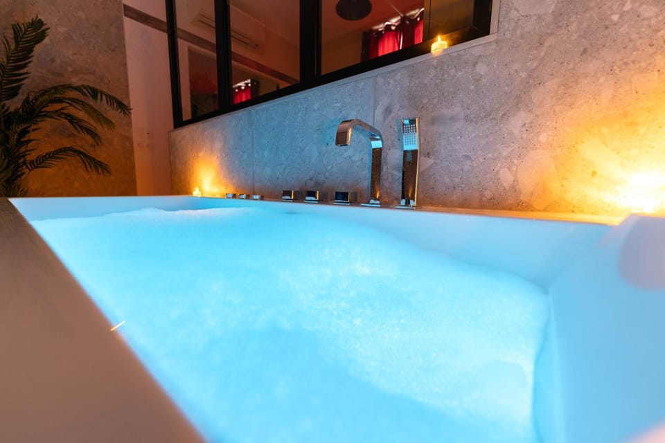 Hot Tub, Bathroom