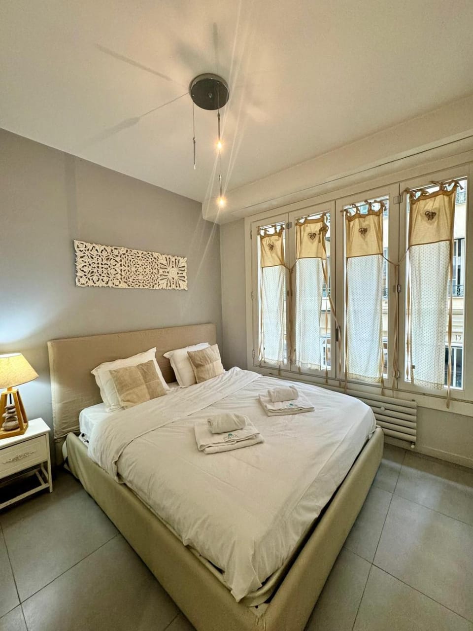 Bed, Photo of the whole room, Bedroom, towels