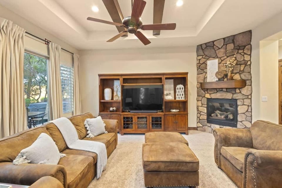 Poolside Place in Coral Ridge with Private Hot Tub House in Washington
