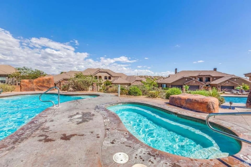 Poolside Place in Coral Ridge with Private Hot Tub House in Washington