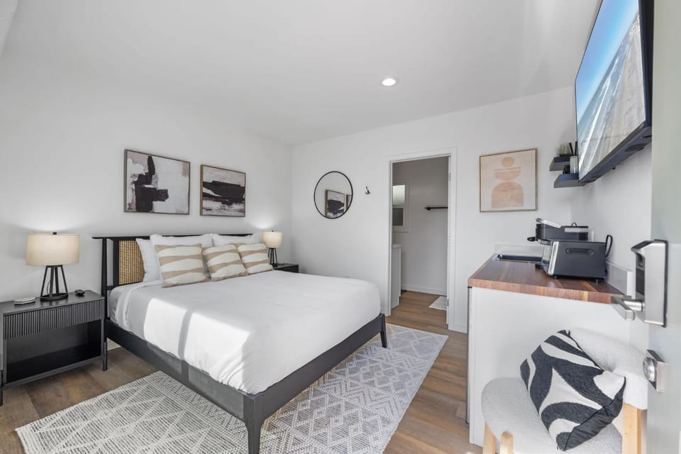 South O Bungalow 6 - Deluxe Queen Studio + Patio Apartment in Carlsbad