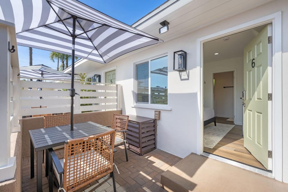 South O Bungalow 6 - Deluxe Queen Studio + Patio Apartment in Carlsbad