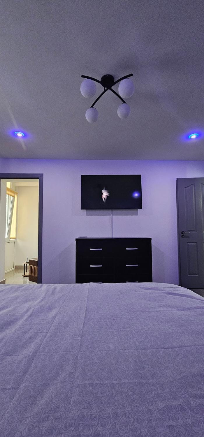 Bed, TV and multimedia, Bedroom