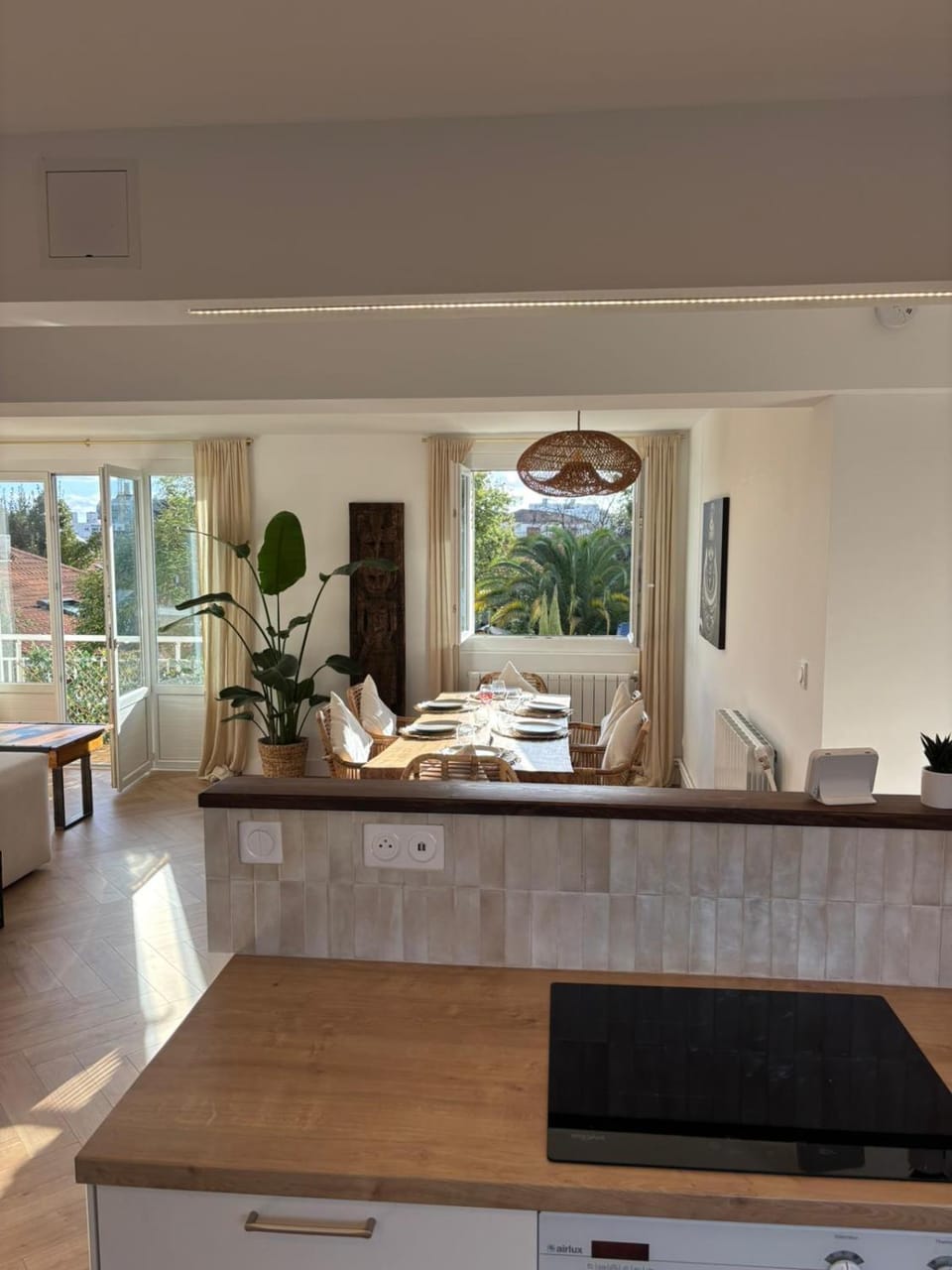 Kitchen or kitchenette, Living room, Seating area, Dining area