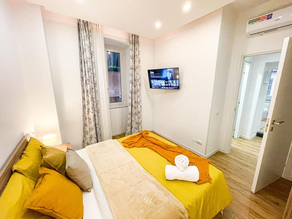 Bed, TV and multimedia, Photo of the whole room, Bedroom, towels, wardrobe, air conditioner