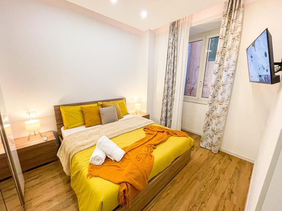 Bed, TV and multimedia, Photo of the whole room, Bedroom, towels