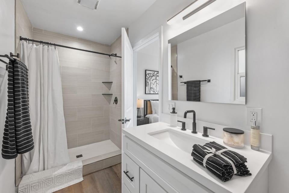 South O Bungalow 4 - Deluxe Queen Studio + Patio Apartment in Carlsbad
