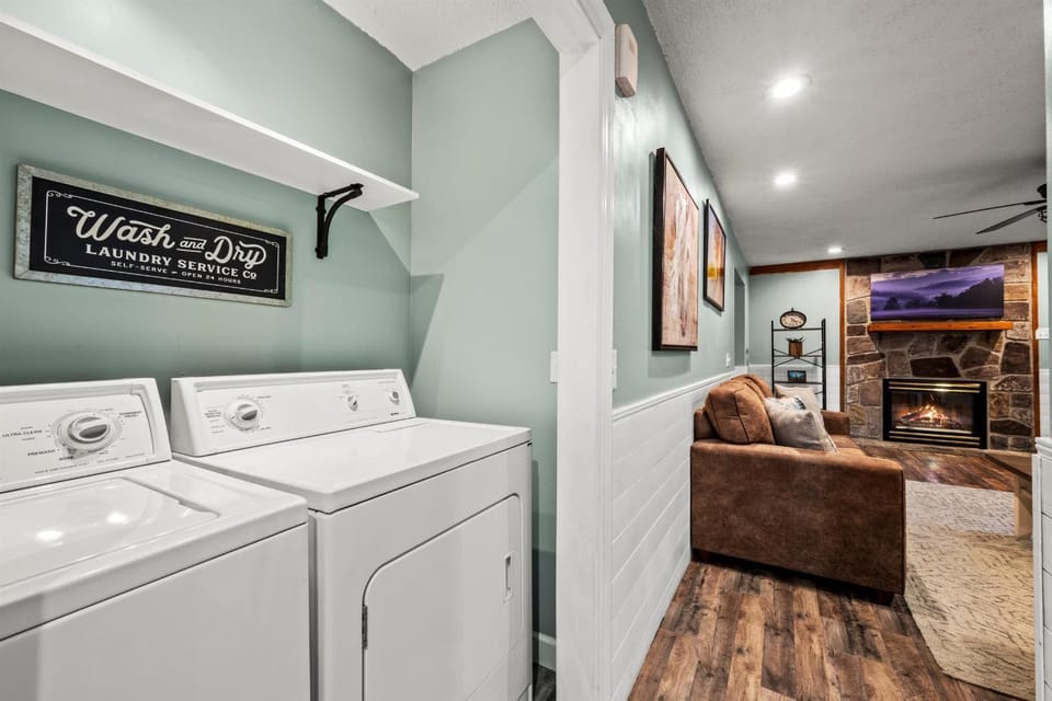 Privacy Fire Pit Game Room Hot Tub WiFi House in Sevierville