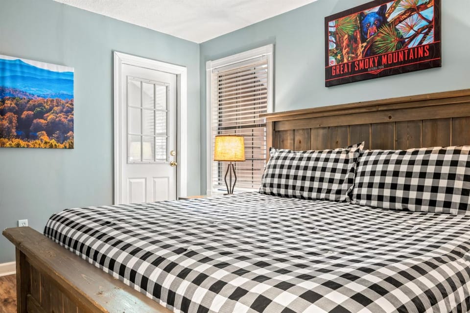Privacy Fire Pit Game Room Hot Tub WiFi House in Sevierville