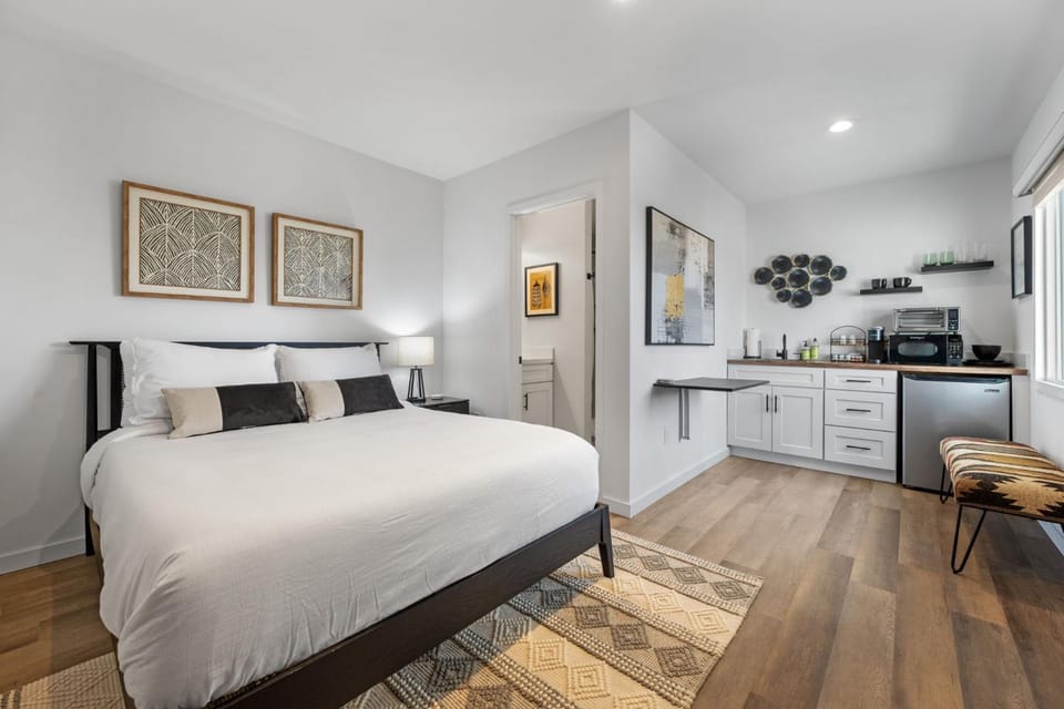 South O Bungalow 9 - Deluxe Work and Stay Queen Studio + Patio Apartment in Carlsbad