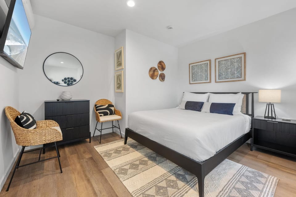 South O Bungalow 9 - Deluxe Work and Stay Queen Studio + Patio Apartment in Carlsbad