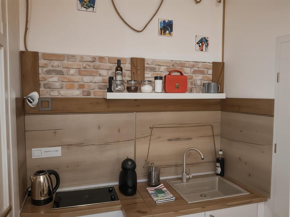 Coffee/tea facilities, Kitchen or kitchenette