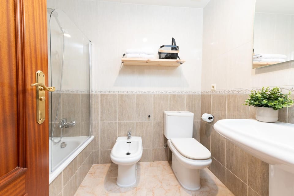 Shower, Toilet, Bathroom, Bath, bidet, towels