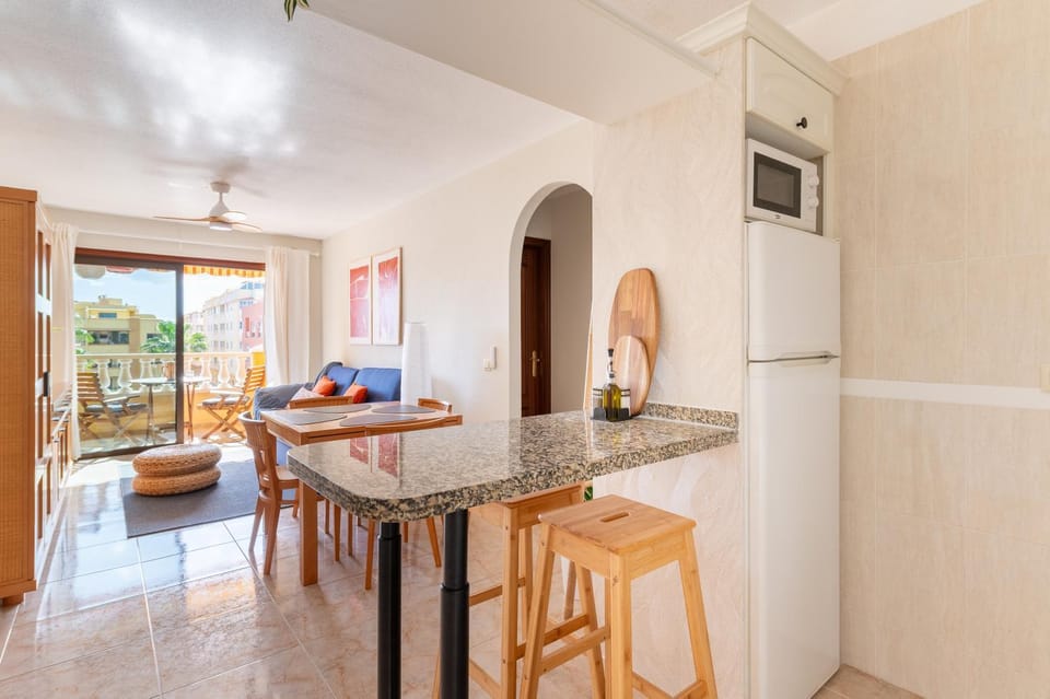 Kitchen or kitchenette, Dining area, microwave