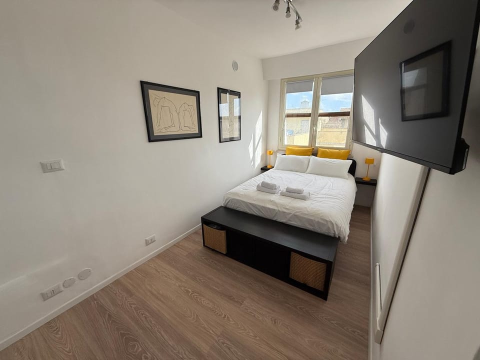 Bed, TV and multimedia, Photo of the whole room, Bedroom