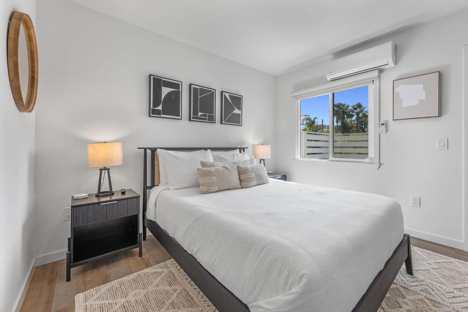 South O Bungalow 2 - Deluxe Queen Studio + Patio Apartment in Carlsbad