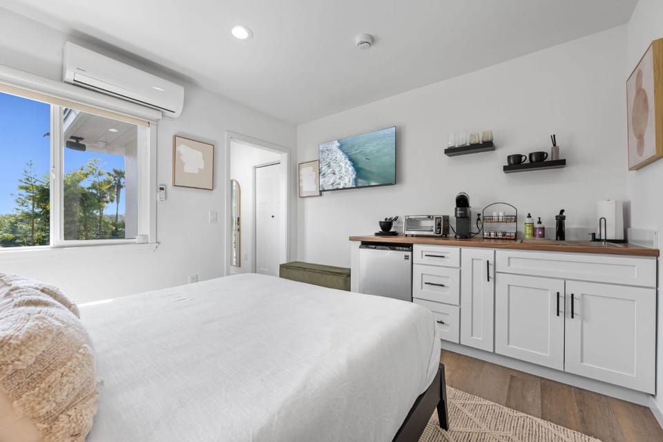 South O Bungalow 2 - Deluxe Queen Studio + Patio Apartment in Carlsbad