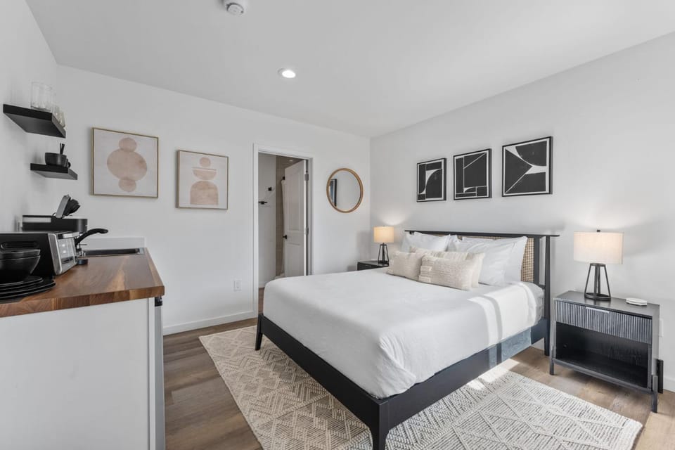 South O Bungalow 2 - Deluxe Queen Studio + Patio Apartment in Carlsbad