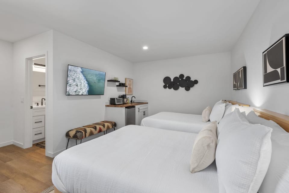 South O Bungalow 7 - Premium Double Studio + Patio Apartment in Carlsbad