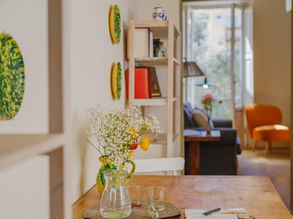 Living room, Food and drinks, Seating area, Dining area