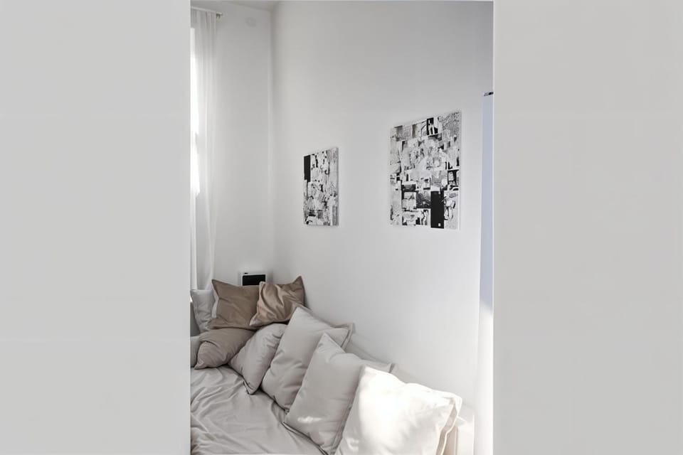 Bed, Living room, Photo of the whole room, Seating area, Bedroom