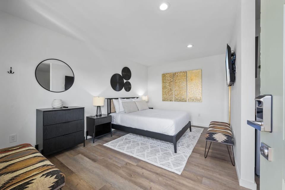 South O Bungalow 10 - Premium Deluxe King Studio + Patio Apartment in Carlsbad