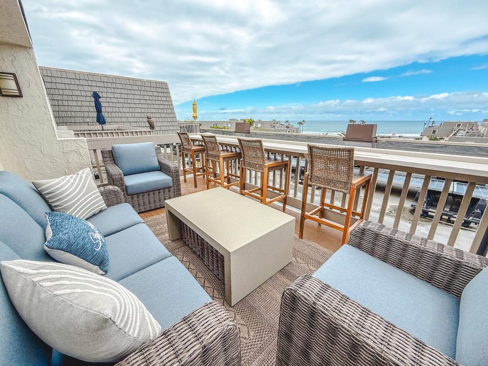 B304 - The Lookout House in Oceanside