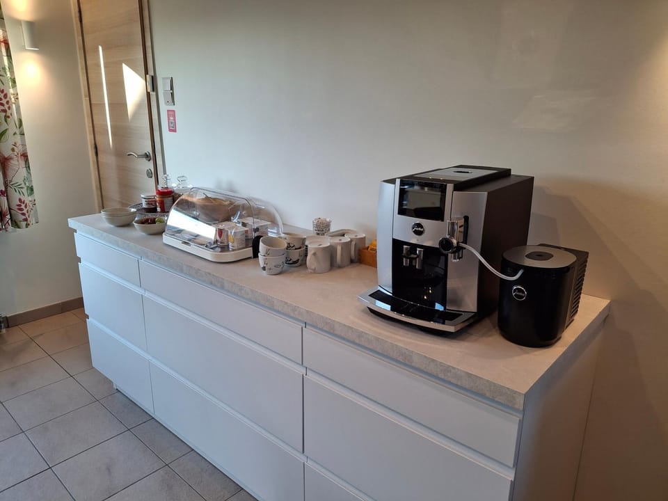 Coffee/tea facilities, Breakfast